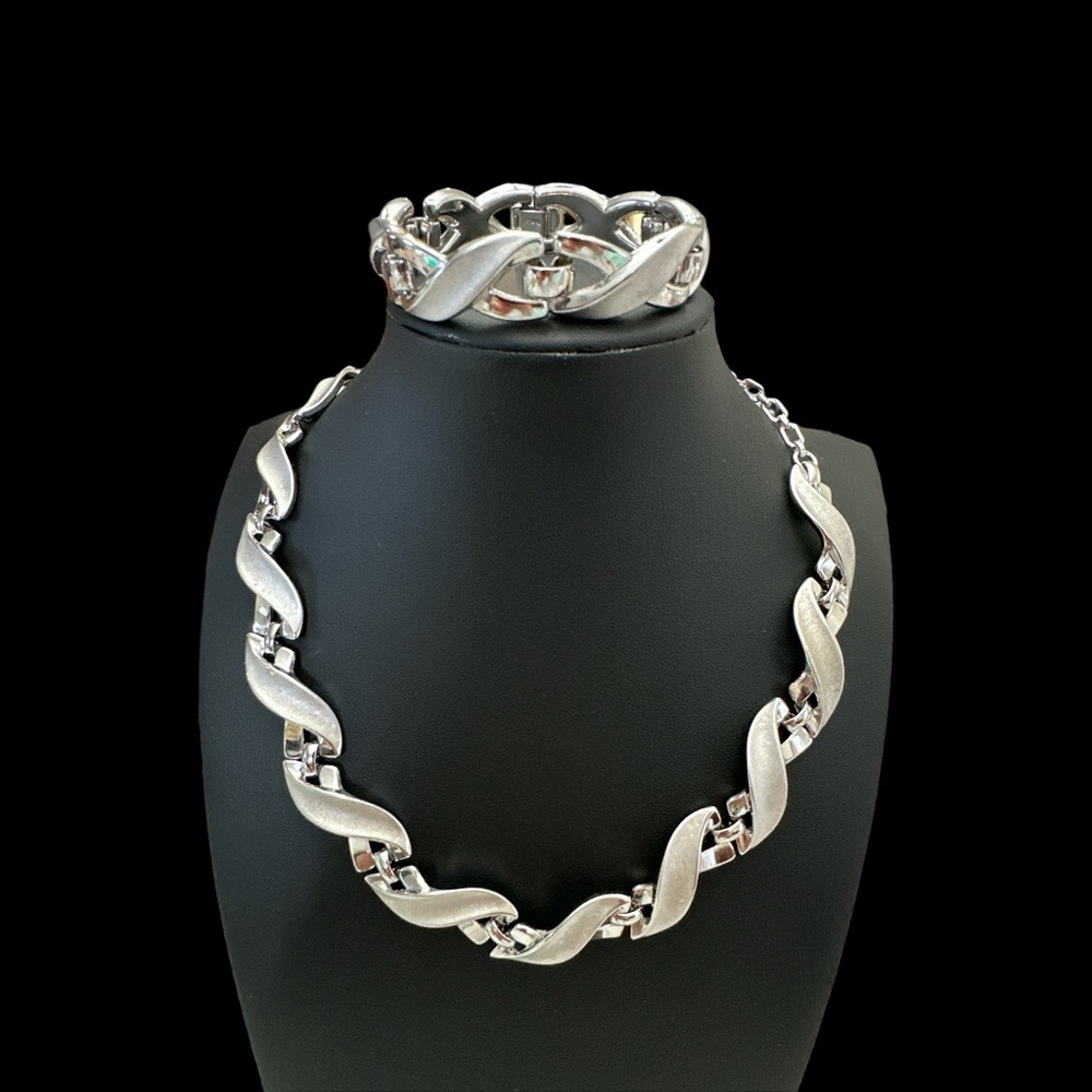 Vintage Trifari Silver Tone Necklace and Bracelet Set